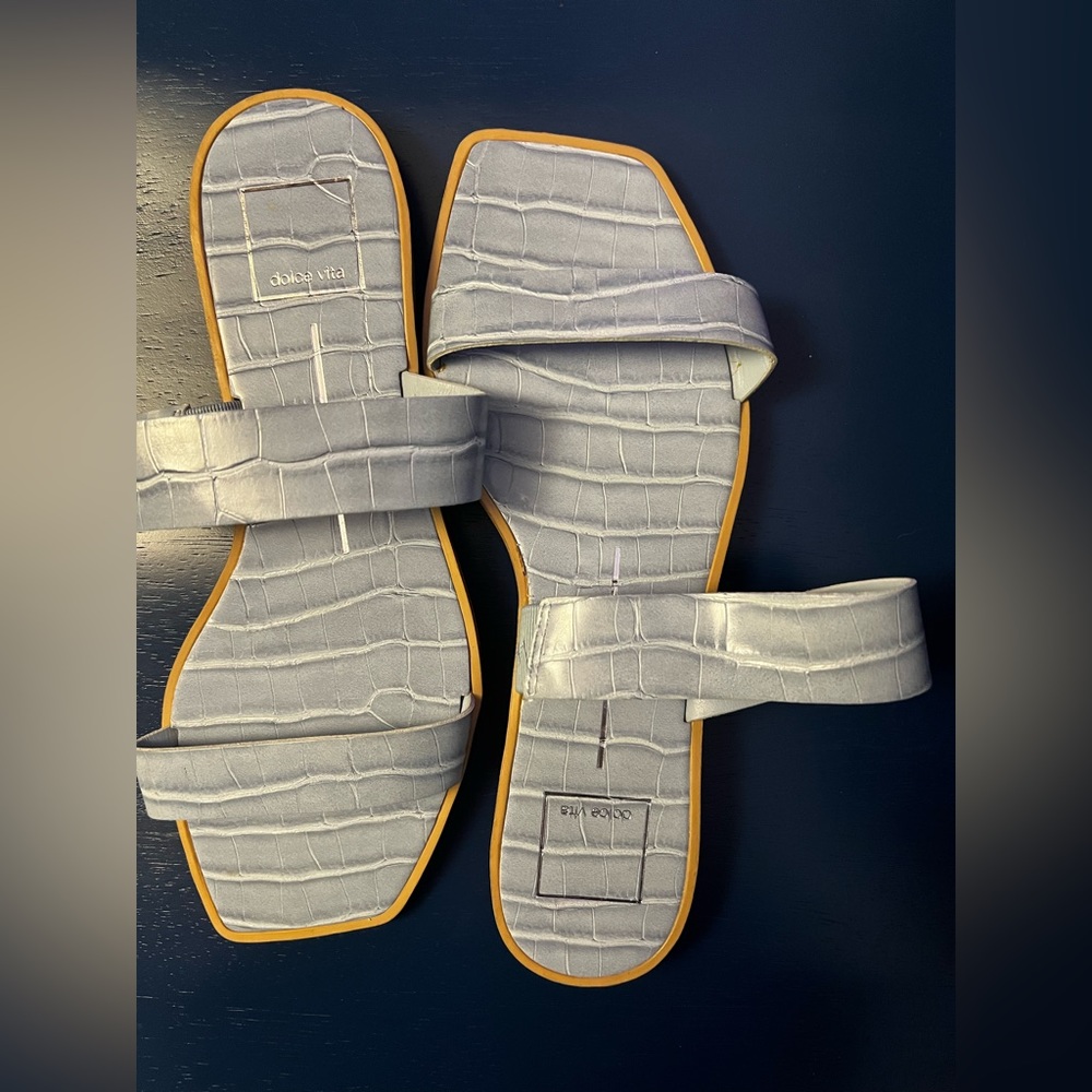DOLCE VITA SANDALS.